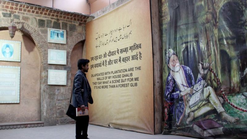 ग़ालिब की चिट्ठियाँ, क़ासिद के आते आते ख़त इक और लिख रखूँ ग़ालिब की चिट्ठियाँ, क़ासिद के आते आते ख़त इक और लिख रखूँ