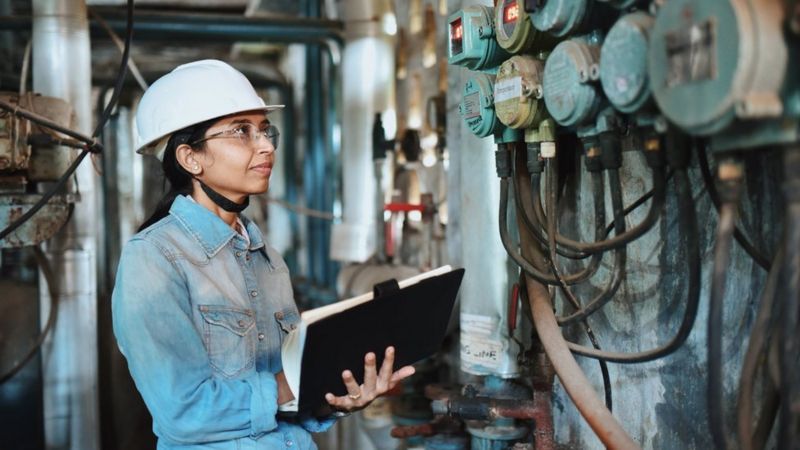 नाइट शिफ़्ट में महिलाओं के हक़ों को क्या मार रही हैं कंपनियाँ