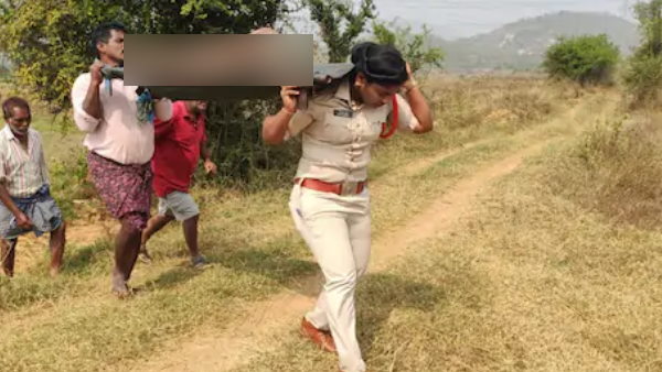 लाश को लेकर कंधे पर रख महिला SI चलीं 2 KM पैदल