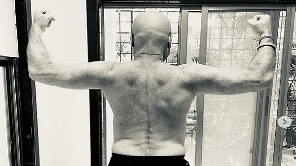 अनुपम खेर ने शेयर की 'शर्टलेस फोटो' अनुपम खेर ने शेयर की 'शर्टलेस फोटो'