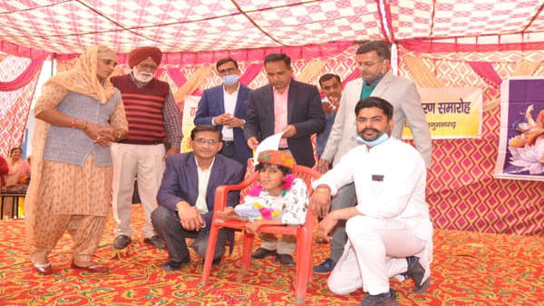 व्यवस्थापक ने अनुराधा को उठाकर स्टेज पर पहुंचाया