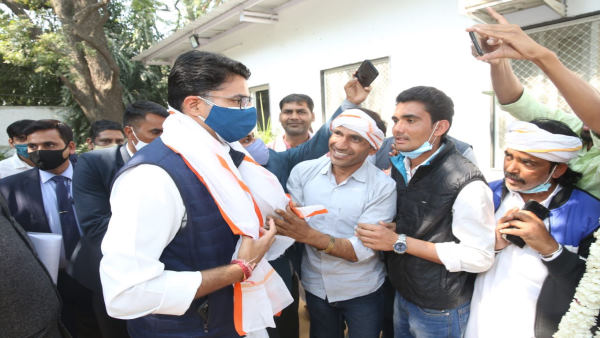 जनता के बीच निकलकर पावर रिगेन का प्रयास