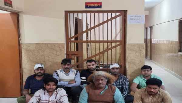 'आइंस्टीन चाचा' और दूसरे लोगों के बीच क्यों हुई मारपीट?