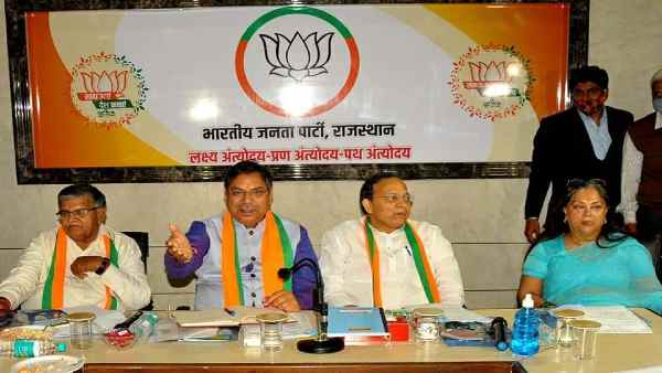 6 महीने बाद भाजपा की बैठक में पहुंचीं 'महारानी'