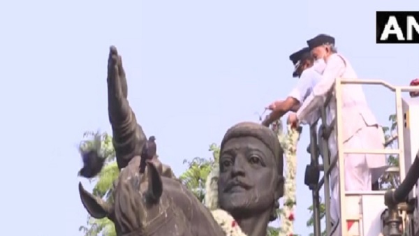 कोश्यारी ने शिवाजी को मुंबई में श्रद्धांजलि 