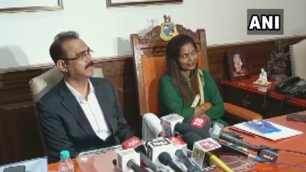 पीछे से दौड़ा कर्मचारी