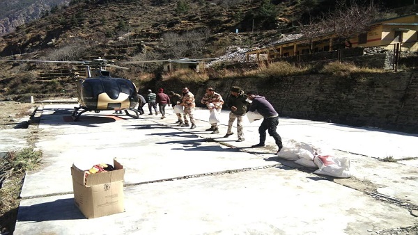 दुर्गम इलाकों में हेलीकॉप्टर कर रहे मदद