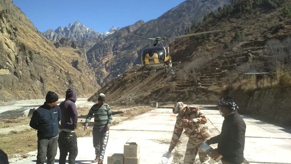 हेलीकॉप्टर से मिल रही राशन सामग्री