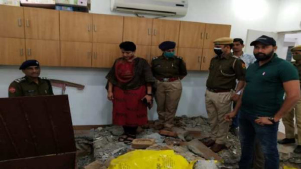 20 फीट लंबी और दो फीट चौड़ी सुरंग खोदी 20 फीट लंबी और दो फीट चौड़ी सुरंग खोदी