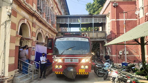 fire at collectorate office vadodara, know how workers saved own lives 