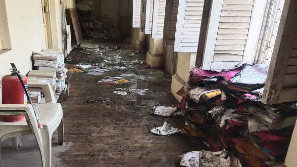 fire at collectorate office vadodara, know how workers saved own lives 