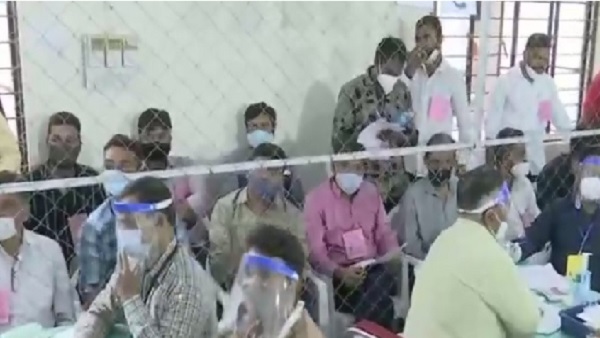 Rajkot municipal corporation results 2021: बीजेपी 12 सीटों पर आगे, कांग्रेस को 1 पर बढ़त Rajkot municipal corporation results 2021: बीजेपी 12 सीटों पर आगे, कांग्रेस को 1 पर बढ़त