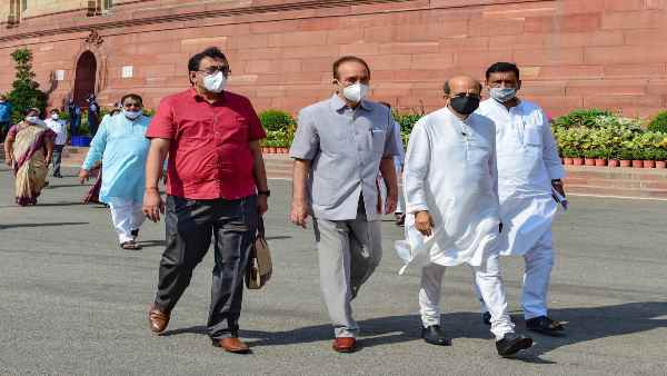 अन्ना हजारे के समर्थन में इस्तीफे की पेशकश की थी?