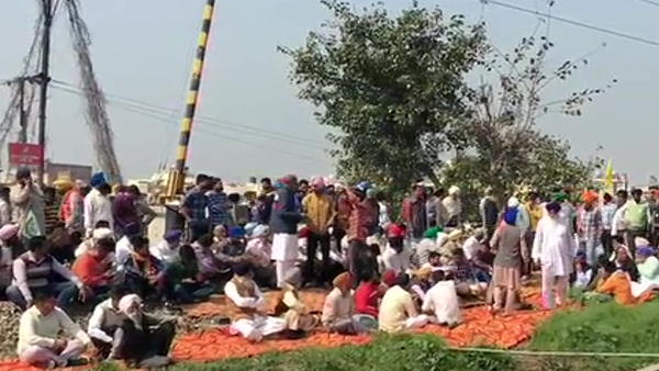 rail roko andolan in ambala district, Haryana Farmers block railway track in the hometown of home minister Anil Vij