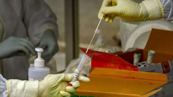 कितने खतरनाक हैं ये नए वेरिएंट?