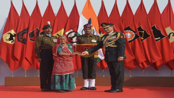 70 वर्षीय मां ढाका देवी समारोह में पहुंची थीं