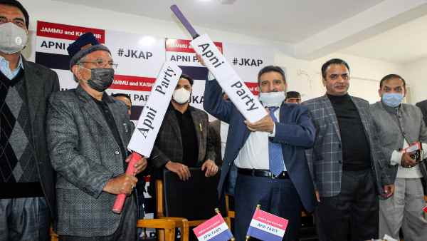 गुपकार दलों पर झूठ की राजनीति करने का आरोप गुपकार दलों पर झूठ की राजनीति करने का आरोप