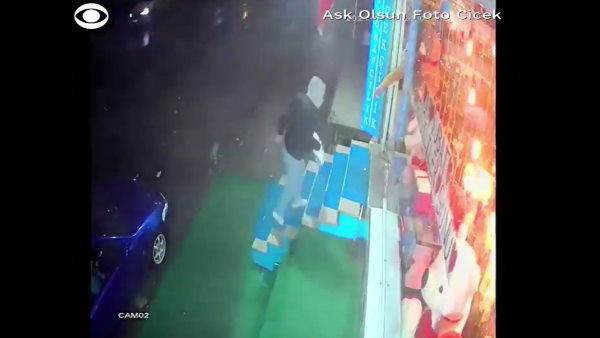 स्टोर के अंदर आने मना कर देता है शख्स