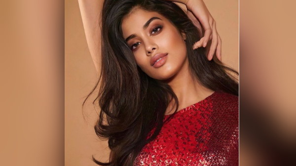 क्रिमसन गाउन में बेहद खूबसूरत दिख रही हैं जाह्नवी क्रिमसन गाउन में बेहद खूबसूरत दिख रही हैं जाह्नवी