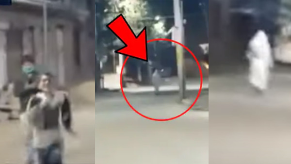 सफेद कपड़ों में एक व्यक्ति उल्टे पैर चलकर आता दिखाई दिया