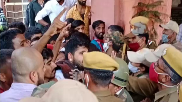 जोधपुर पुलिस ने छात्रों को खदेड़ा और डंडे फटकारे