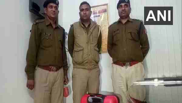 A bag, full of money, was found in a train at Kanpur Railway Station A bag, full of money, was found in a train at Kanpur Railway Station