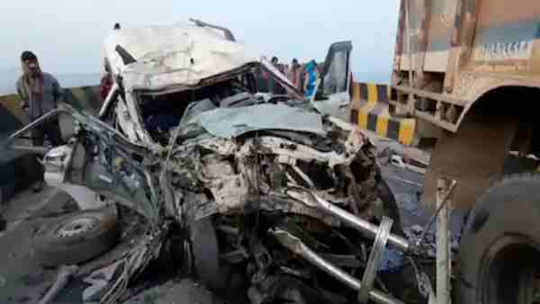 Katihar Road Accident News: many people dead in a collision between a truck and an SUV car Katihar Road Accident News: many people dead in a collision between a truck and an SUV car