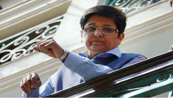 किरण बेदी को पुडुचेरी के एलजी पद से अचानक क्यों हटाया ?