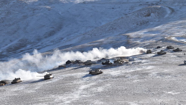 बीते हफ्ते रक्षामंत्री राजनाथ सिंह ने संसद में बताया था कि चीन और भारत पूर्वी लद्दाख में पैंगोंग झील को लेकर चल रहे विवाद पर सहमत हो गए हैं और पैंगोंग झील के चीन के उत्तर और दक्षिण में डिस्एंगेजमेंट पर समझौता हो गया है। भारत-चीन ने मिलकर तय किया है कि अप्रैल 2020 से पहले की स्थिति को वापस लागू किया जाएगा। इस बीच सीमाओं पर जो निर्माण कार्य किए गए हैं उन्हें हटा दिया जाएगा। डिसएंगेजमेंट प्लान के मुताबिक चीन फिंगर 8 तक जाएगा और भारत धन सिंह थापा पोस्ट के पास फिंगर 3 पर जाएगा इसके साथ ही पैंगोंग लेक के दक्षिणी किनारे से तैनाती भी वापस ले ली जाएगी। बीते हफ्ते रक्षामंत्री राजनाथ सिंह ने संसद में बताया था कि चीन और भारत पूर्वी लद्दाख में पैंगोंग झील को लेकर चल रहे विवाद पर सहमत हो गए हैं और पैंगोंग झील के चीन के उत्तर और दक्षिण में डिस्एंगेजमेंट पर समझौता हो गया है। भारत-चीन ने मिलकर तय किया है कि अप्रैल 2020 से पहले की स्थिति को वापस लागू किया जाएगा। इस बीच सीमाओं पर जो निर्माण कार्य किए गए हैं उन्हें हटा दिया जाएगा। डिसएंगेजमेंट प्लान के मुताबिक चीन फिंगर 8 तक जाएगा और भारत धन सिंह थापा पोस्ट के पास फिंगर 3 पर जाएगा इसके साथ ही पैंगोंग लेक के दक्षिणी किनारे से तैनाती भी वापस ले ली जाएगी।