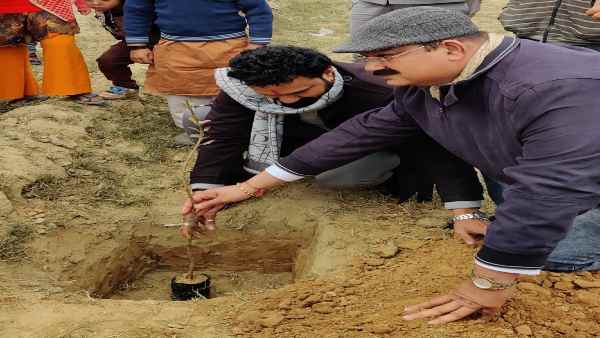 दिल्ली की दो बहनों ने किया जमीन पर अपना दावा दिल्ली की दो बहनों ने किया जमीन पर अपना दावा