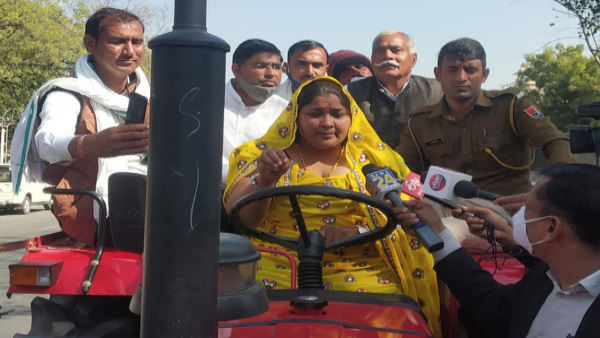 गांधीनगर सरकारी आवास से विधानसभा तक ट्रैक्टर पर सवारी 