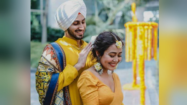 'वो देखो नेहा कक्कड़ जा रही है'