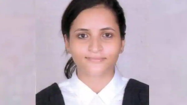 निकिता जैकब पेशे से वकील हैं