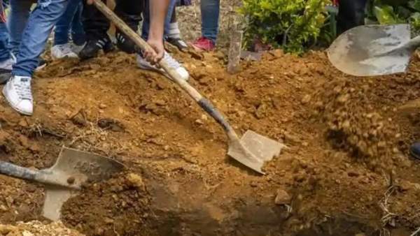 बाइक से उछलकर गड्ढे में सिर के बल गि‍रा युवक