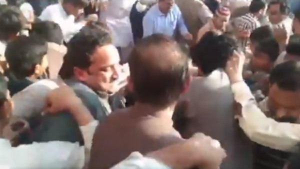 दोनों हाथों से लूटा केक