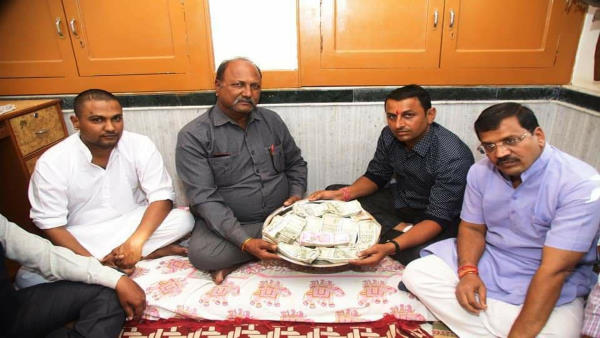 आंखें भी नम हो गईं