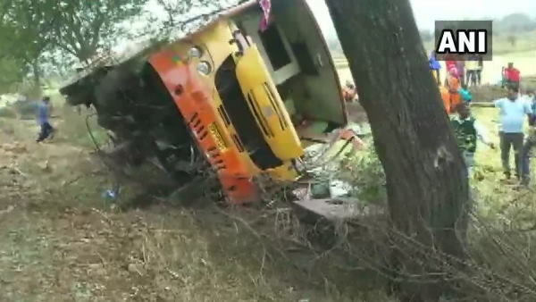 एमपी के मंडला में बस हादसा, bus accident in mandla, Madhya Pradesh, bus overturned in Bamhani Mandla, bus accident, Bamhani, Mandla, accident, मध्य प्रदेश एमपी के मंडला में बस हादसा, bus accident in mandla, Madhya Pradesh, bus overturned in Bamhani Mandla, bus accident, Bamhani, Mandla, accident, मध्य प्रदेश