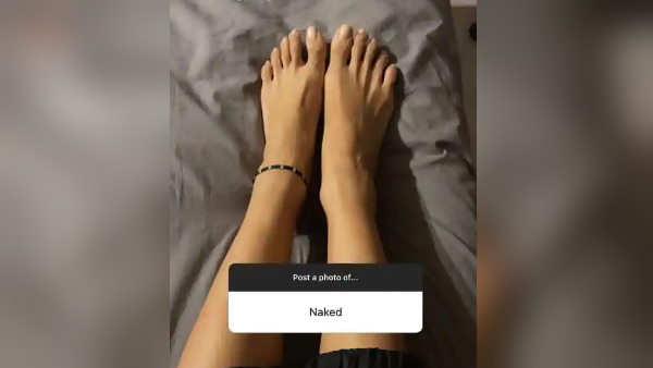 शेयर की नंगे पैरों की तस्वीर