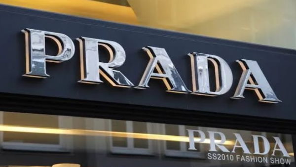 प्राडा ने इस स्वेटर को नाम दिया-'ओपनवर्क विस्कोस टर्टलनेक स्वेटर' 