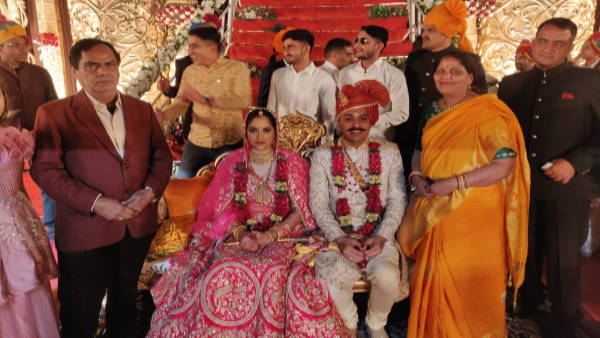  कौन हैं आईपीएस डेलू की दुल्हन भानूश्री?