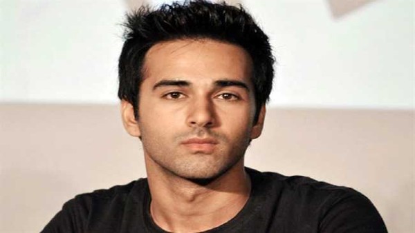 उधारी में गिफ्ट लेकर गर्लफ्रेंड को किया इंप्रेस