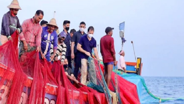  मछुआरों संग राहुल गांधी ने पकड़ी मछली