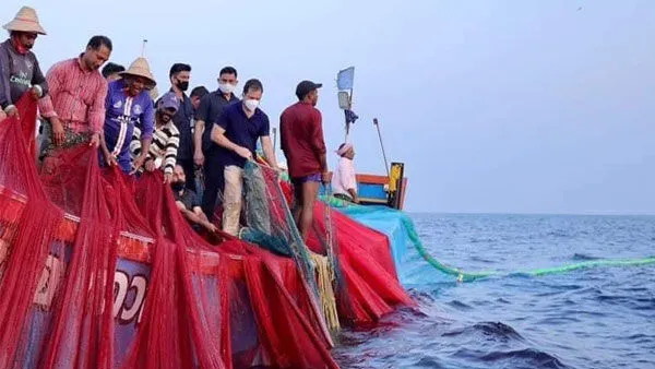 गीले पकड़ों में दिखे राहुल गांधी के बाइसेप्स और ऐब्स