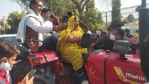 आकर्षक का केंद्र विधायक इंदिरा मीणा रहीं