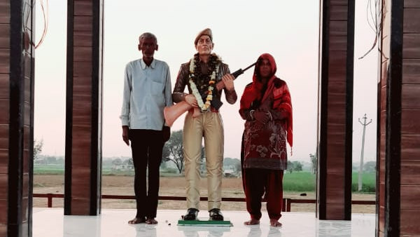 अपने भाई को पढ़ाती थी पूजा अपने भाई को पढ़ाती थी पूजा