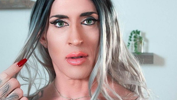 'मां की ड्रेस पहनकर देखता था'