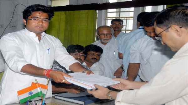 चुनावी हलफामे में अभिषेक ने 35.55 लाख बताई थी पत्नी की संपत्ति