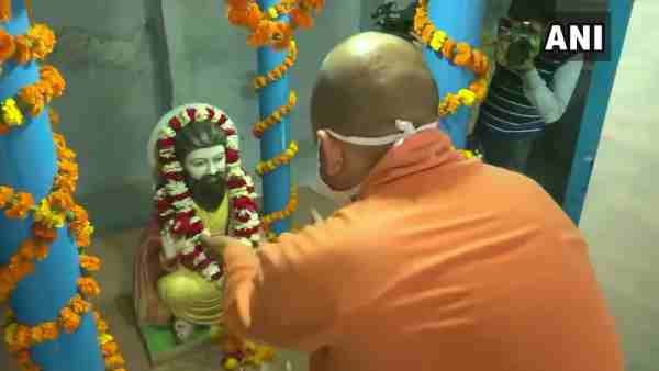 up cm yogi adityanath pays tribute at sant ravidas mandir on the birth anniversary up cm yogi adityanath pays tribute at sant ravidas mandir on the birth anniversary