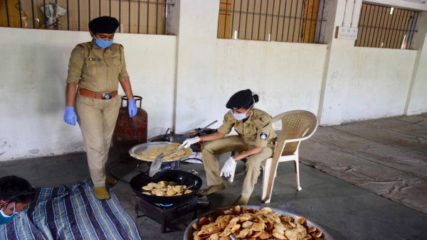 रोजाना छह सौ जरूरतमंद लोगों को भोजन रोजाना छह सौ जरूरतमंद लोगों को भोजन