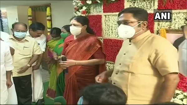 एआईएडीएमके सरकार को कहा अम्मा सरकार